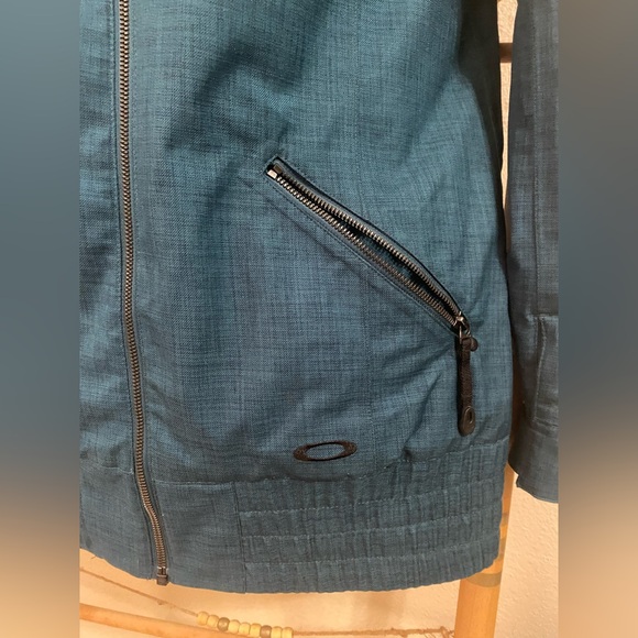 Oakley snow/ski jacket with faux fur trimmed hood in size medium. - Picture 8 of 9